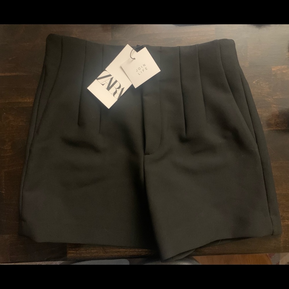 BNWT black Zara shorts size M. Never worn.